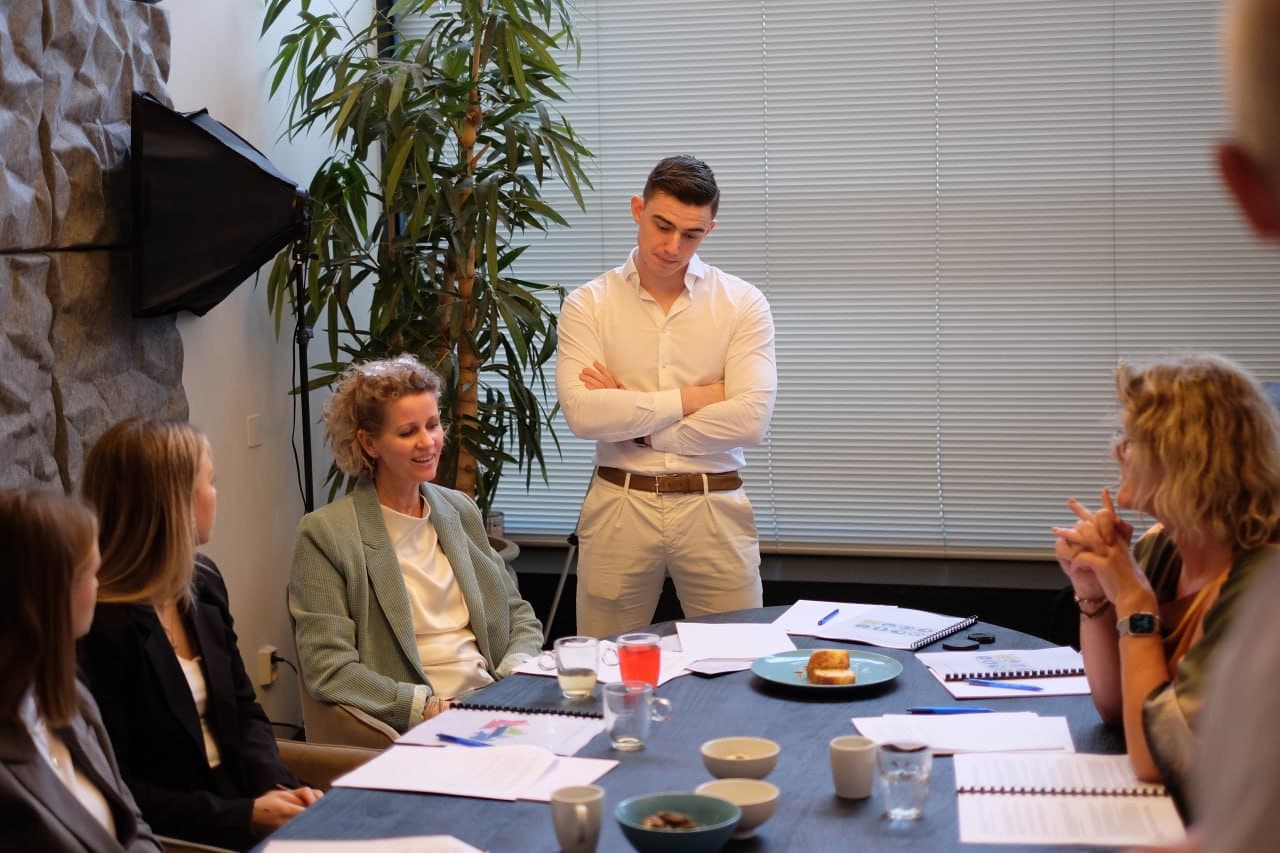 OR-leden in overleg tijdens training Eindhoven